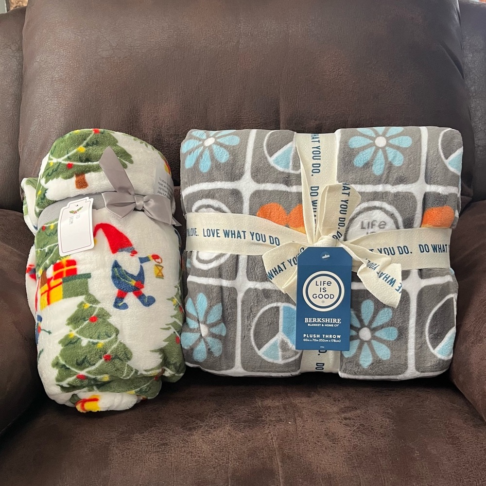 NWT Bundle of 2 Soft Throws - Life is Good and Kringle Express Christmas